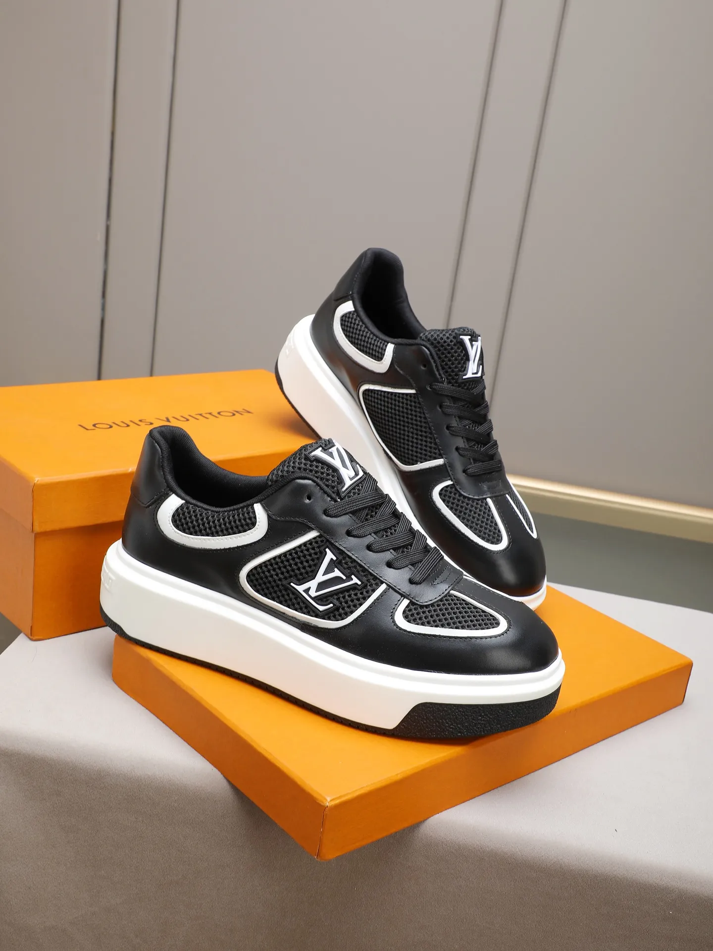 Men's shoes 💰460 New men's shoes LV fashion trend Made of first-layer calfskin➕breathable mesh lining! The foot feels super comfortable and the workmanship is impeccable. Foam ultra-light outsole, size: 38-44 (45 customized) 2 colors to choose from!